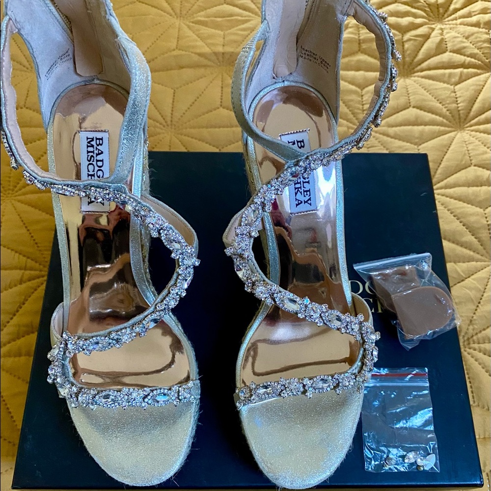 Badgley Mischka wedges platform. New. Size 8.5